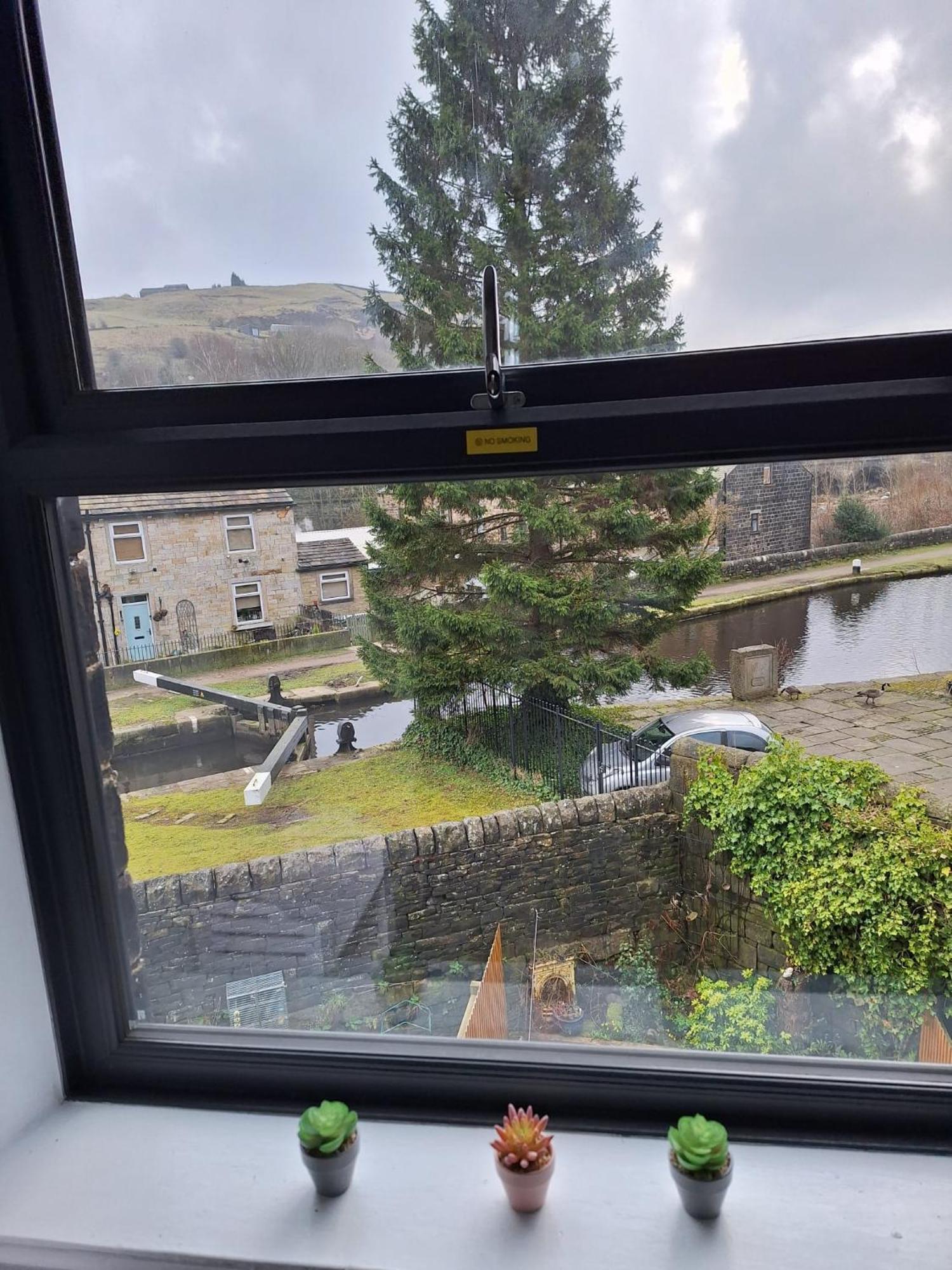 Todmorden Bed & Breakfast - The Toothless Mog Walsden Exterior foto